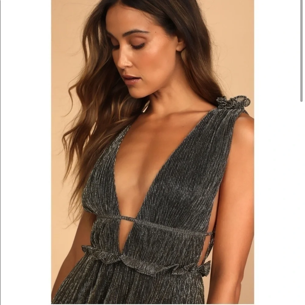 LULU’S Stunning Low Neck-Line Gown - Picture 3 of 12